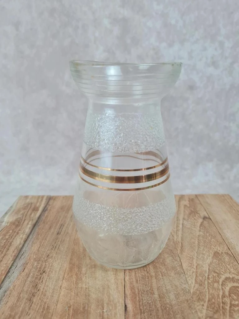 Petit vase vintage en verre transparent à filets dorés